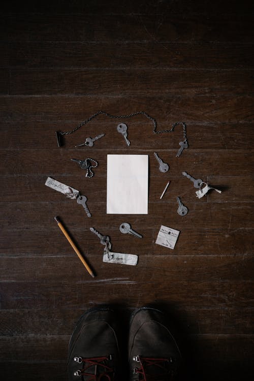 棕色木制的桌子上的白色打印机纸 · 免费素材图片