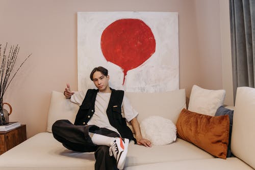 有关Throw Pillows, 人, 坐的免费素材图片