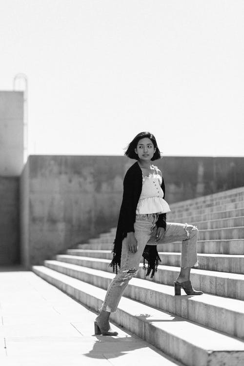 有关單色, 垂直拍摄, 女人的免费素材图片