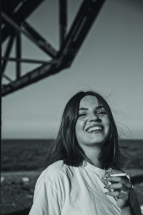 有关單色, 垂直拍摄, 女人的免费素材图片