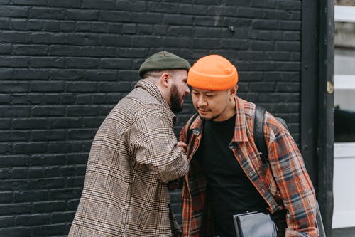 有关（頂部有小羊毛球的）羊毛帽子, 會話, 朋友的免费素材图片