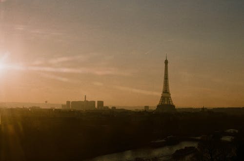 艾菲尔铁塔的灰度摄影 · 免费素材图片