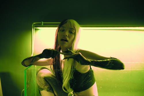 有关女人, 工作室拍摄, 年輕的免费素材图片