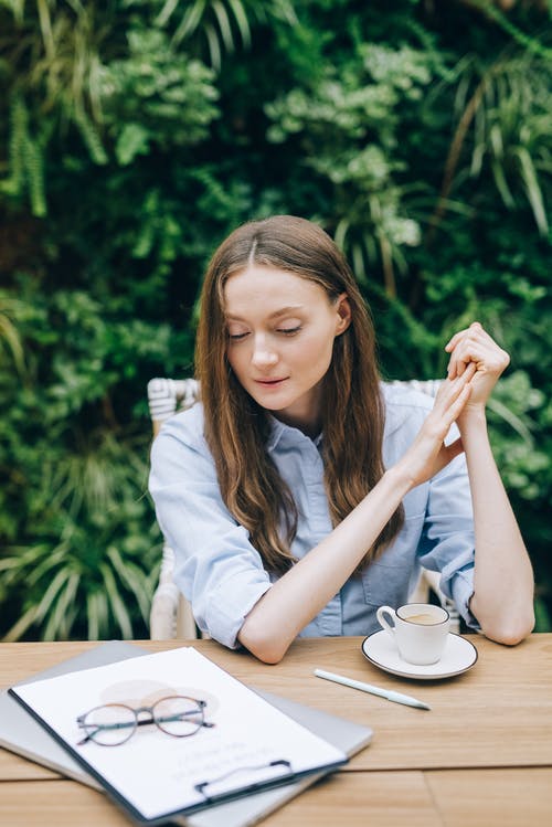 有关休閒, 双手合十, 咖啡色頭髮的女人的免费素材图片
