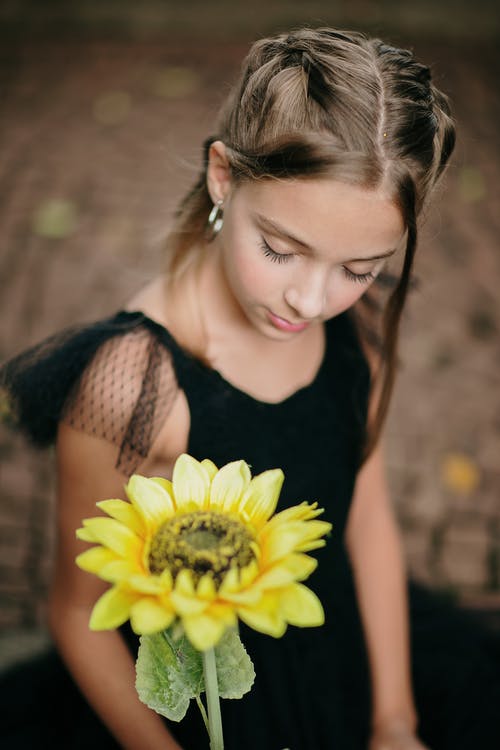 有关向日葵, 垂直拍摄, 女孩的免费素材图片