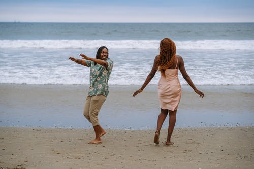 2名妇女在沙滩上行走 · 免费素材图片