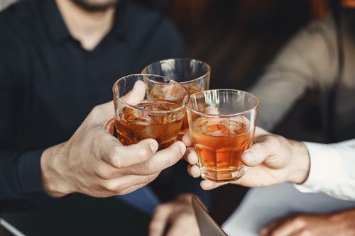 有关冰块, 威士忌, 手的免费素材图片