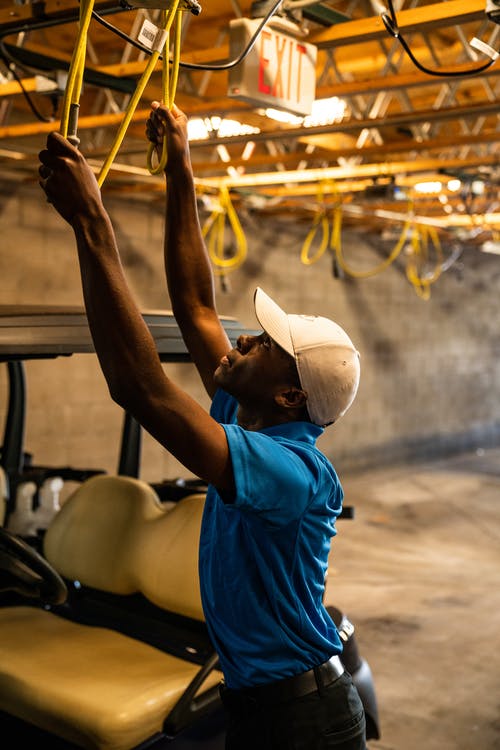 白帽子和蓝色衬衫的男人，一条黄色的绳子 · 免费素材图片