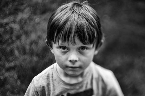 有关小, 灰度摄影, 無辜的免费素材图片