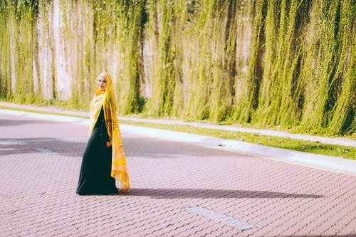 有关石頭人行道, 穆斯林的女人, 黑色洋裝的免费素材图片