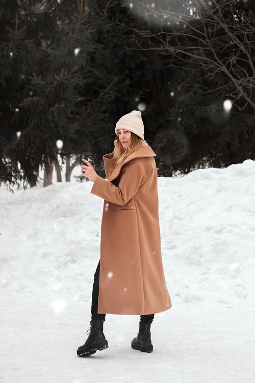 有关（頂部有小羊毛球的）羊毛帽子, 下雪, 下雪的的免费素材图片