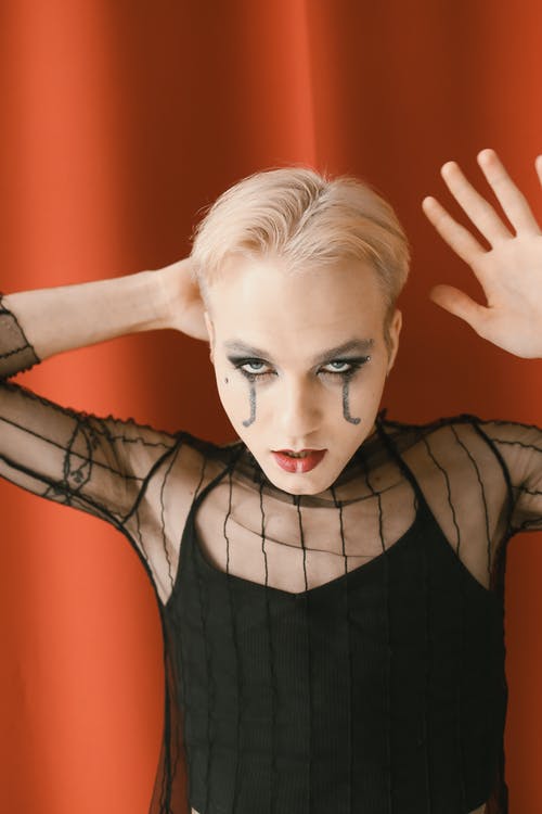 有关人, 垂直拍摄, 擺姿勢的免费素材图片