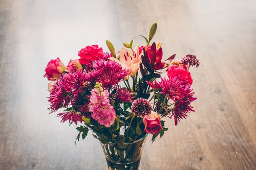 有关插花, 木地板, 玻璃花瓶的免费素材图片