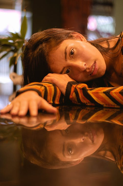 女人靠在桌子上的照片 · 免费素材图片