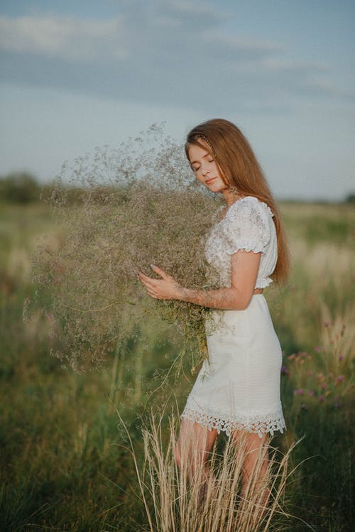 有关乾草地, 女人, 握住的免费素材图片