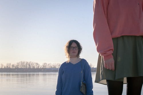 有关女人, 捲髮, 晴朗的天空的免费素材图片