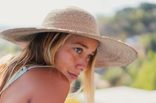有关太陽帽, 女人, 景深的免费素材图片