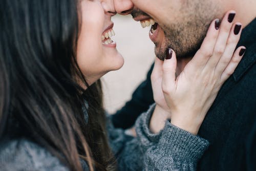 男人和女人接吻 · 免费素材图片