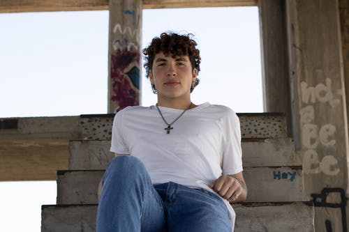 有关人, 坐, 樓梯的免费素材图片