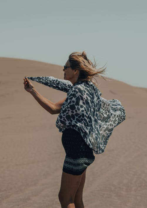 有关垂直拍摄, 女人, 戶外的免费素材图片