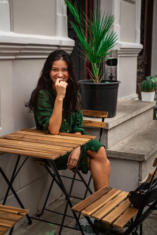 有关坐, 垂直拍摄, 女人的免费素材图片