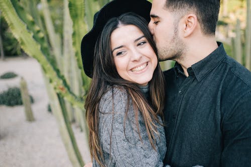 黑色纽扣衬衫的男人旁边灰色长袖衬衫的女人 · 免费素材图片