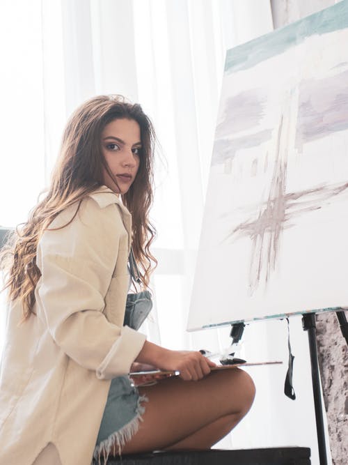 有关咖啡色頭髮的女人, 坐, 垂直拍摄的免费素材图片