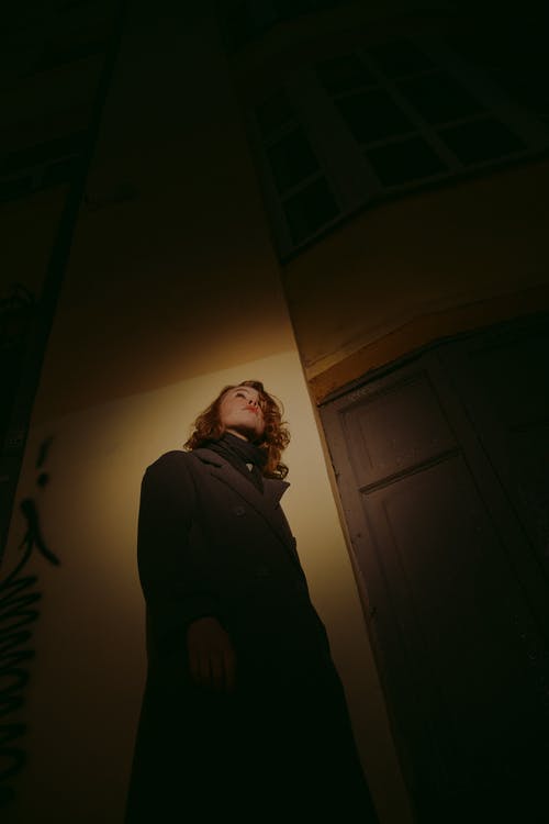 有关低角度拍摄, 垂直拍摄, 女人的免费素材图片