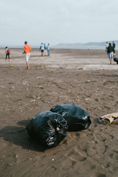 垃圾袋在沙滩上的照片 · 免费素材图片