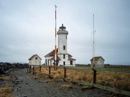 有关木圍欄, 桿子, 棕色的草的免费素材图片