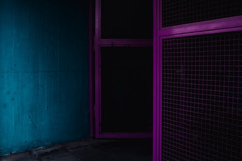 有关漆黑, 紫色, 鐵網圍籬的免费素材图片