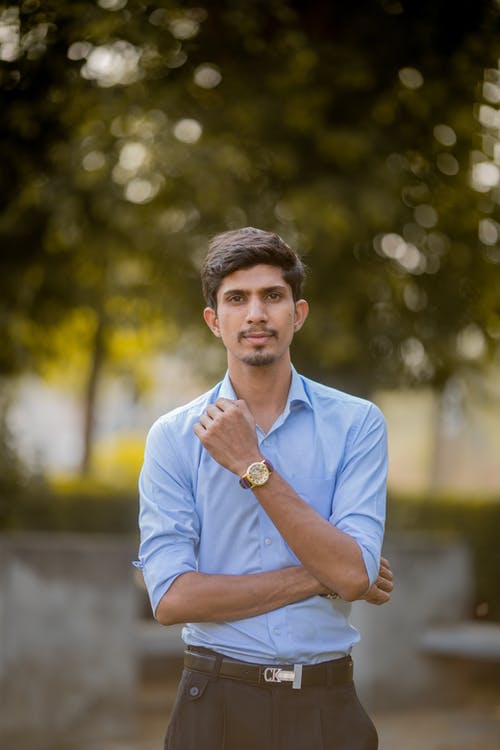 有关人, 垂直拍摄, 手錶的免费素材图片