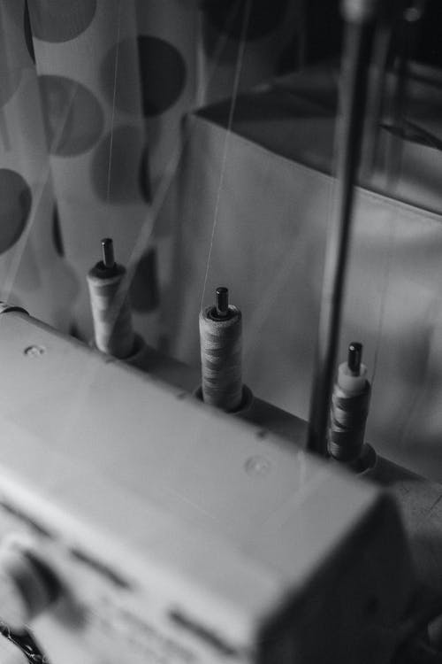 有关卷, 垂直拍摄, 灰度摄影的免费素材图片