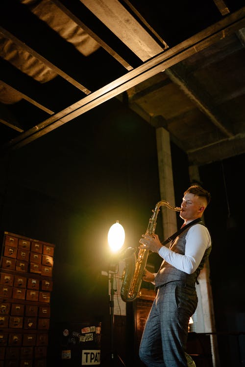 有关人, 低角度拍攝, 垂直拍摄的免费素材图片