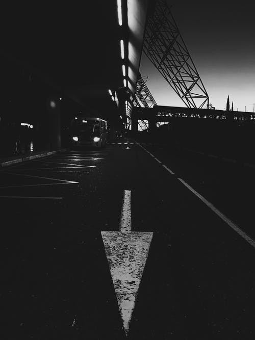 有关垂直的, 灰階, 街的免费素材图片