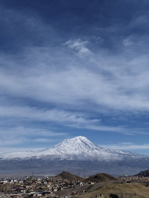 有关多雲的天空, 大雪覆盖, 山的免费素材图片