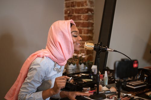 粉色头巾控股麦克风的人 · 免费素材图片