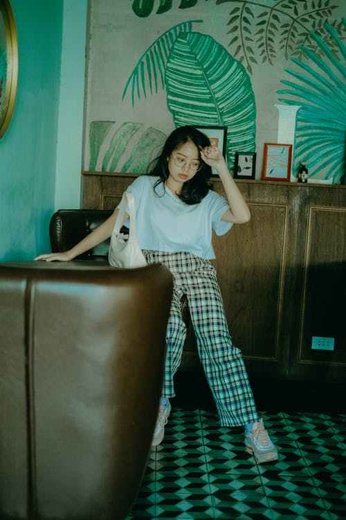 有关坐, 垂直拍摄, 女孩的免费素材图片