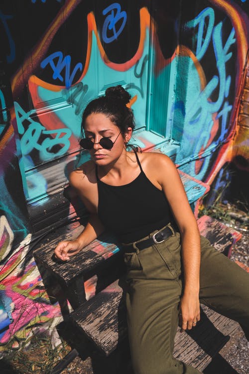 有关坐, 垂直拍摄, 塗鴉的免费素材图片