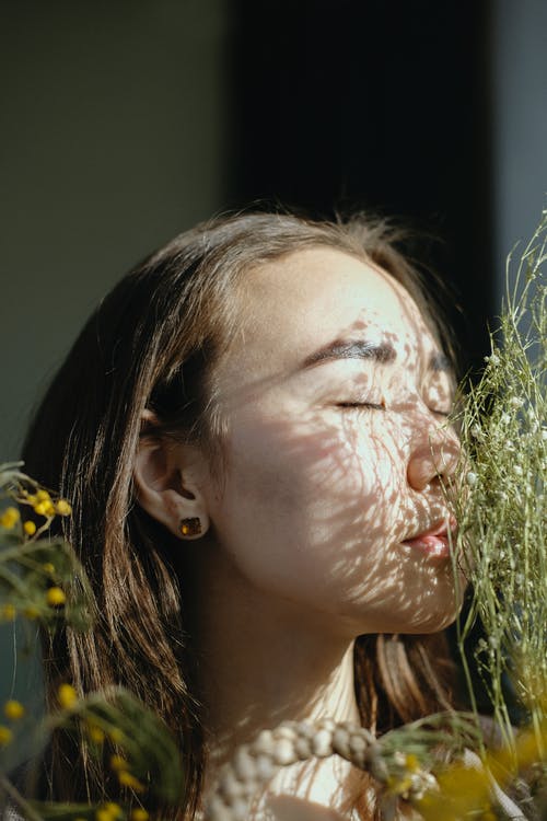 有关女人, 聞, 閉著眼睛的免费素材图片