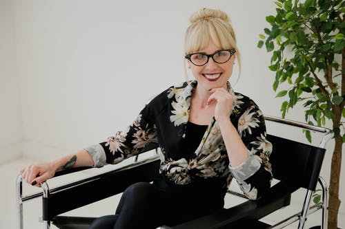 有关双腿交叉, 坐, 女人的免费素材图片