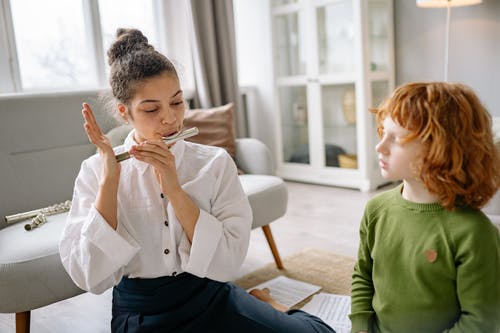 有关吹奏樂器, 在家, 坐的免费素材图片