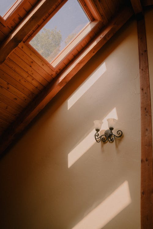有关垂直拍摄, 壁燈, 天窗的免费素材图片