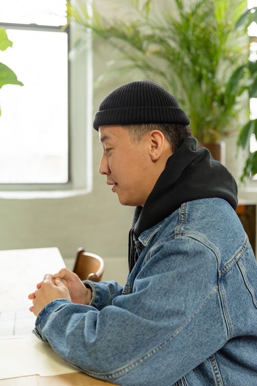 有关坐, 垂直拍摄, 室內的免费素材图片