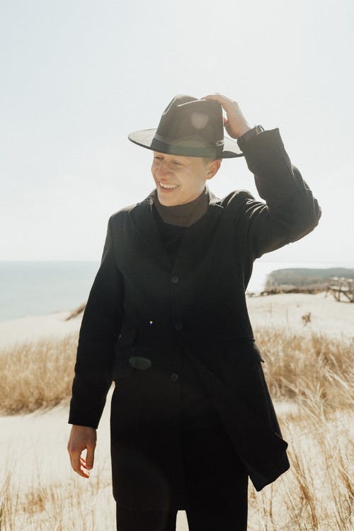 有关人, 垂直拍摄, 帽子的免费素材图片