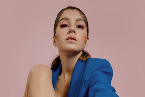 有关女人, 工作室拍摄, 年輕的免费素材图片