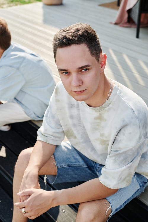 有关嚴肅, 垂直拍摄, 特写的免费素材图片