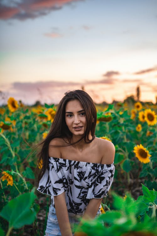 有关向日葵, 垂直拍摄, 女人的免费素材图片