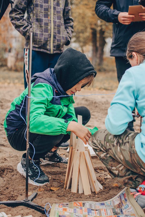 有关兒童, 坐, 垂直拍摄的免费素材图片
