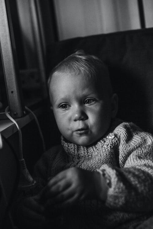 有关垂直拍摄, 寶寶, 灰度摄影的免费素材图片